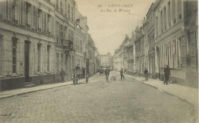 C'est dans cette rue que se trouvait l'hospice St Jean fondé en 1408, mais il fut reconstruit à la fin du XVIII siècle. Sa façade occupe une grande partie de la rue sur la gauche en montant vers la place.